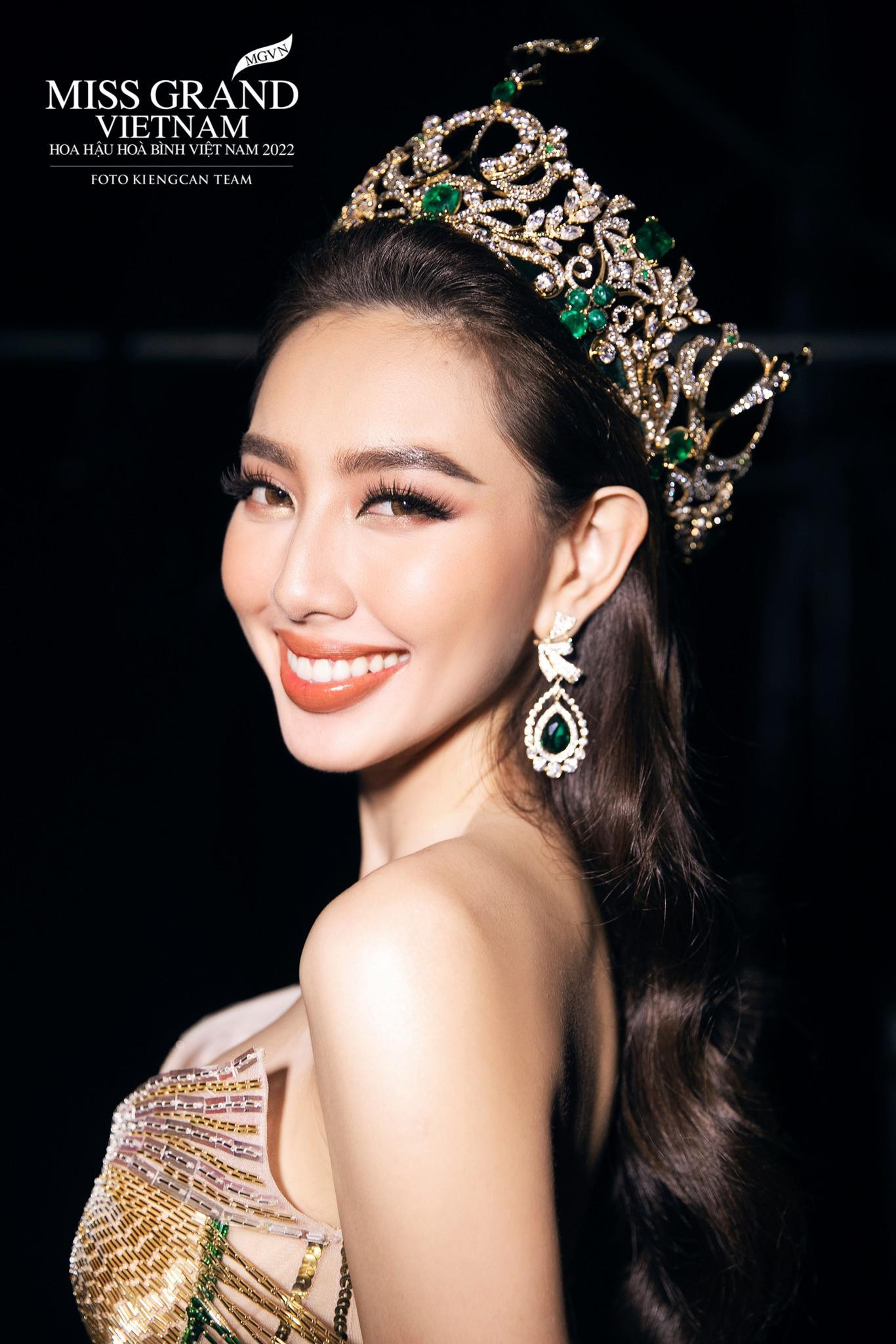 Hoa hậu Thùy Tiên luôn rạng rỡ khi xuất hiện trước khán giả Hoa hậu Thùy Tiên luôn rạng rỡ khi xuất hiện trước khán giả