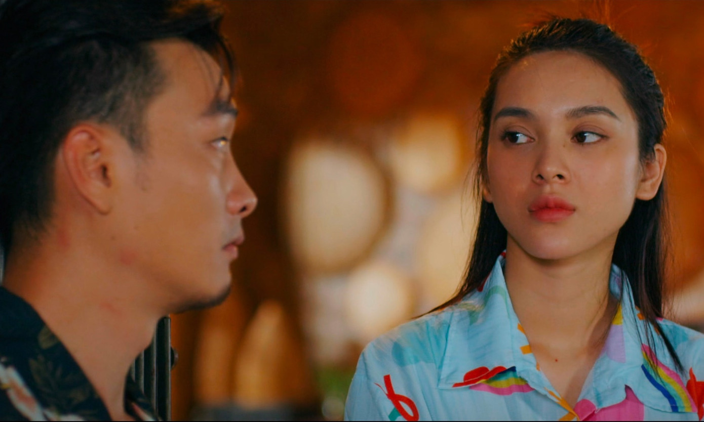 Huyền và Đông là người cùng làng nên biết rõ nhau. Huyền và Đông là người cùng làng nên biết rõ nhau.