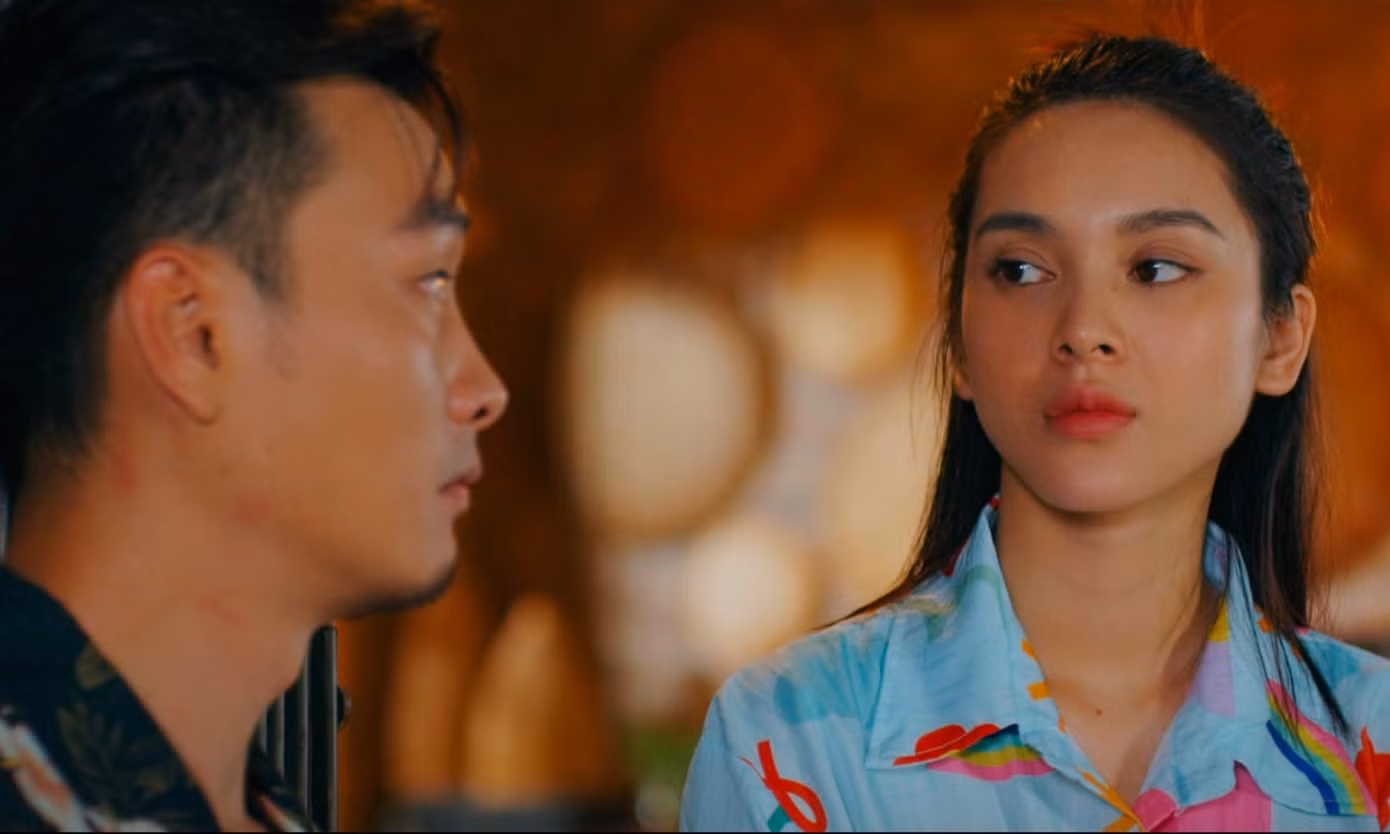 Huyền và Đông là người cùng làng nên biết rõ nhau.