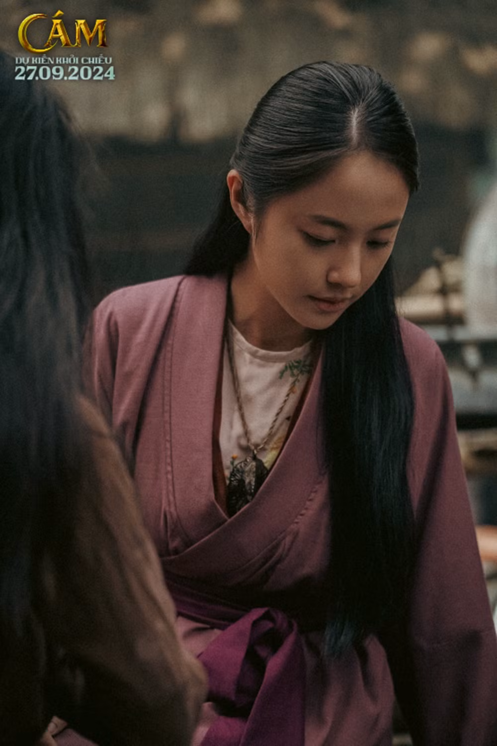 Cô Tấm mặc đồ đơn giản đằm thắm.