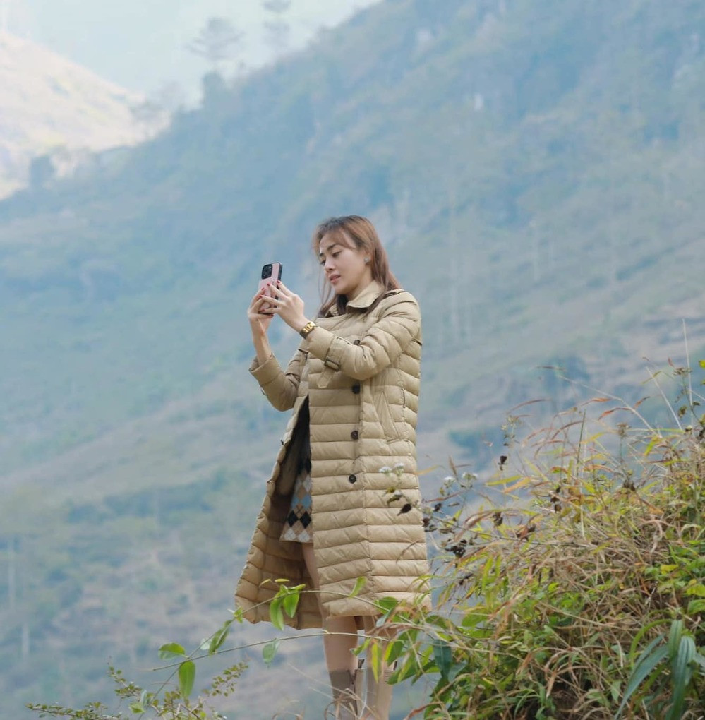 Nữ diễn viên Quỳnh Búp Bê ăn mặc đơn giản khi đi du lịch. Nữ diễn viên Quỳnh Búp Bê ăn mặc đơn giản khi đi du lịch.