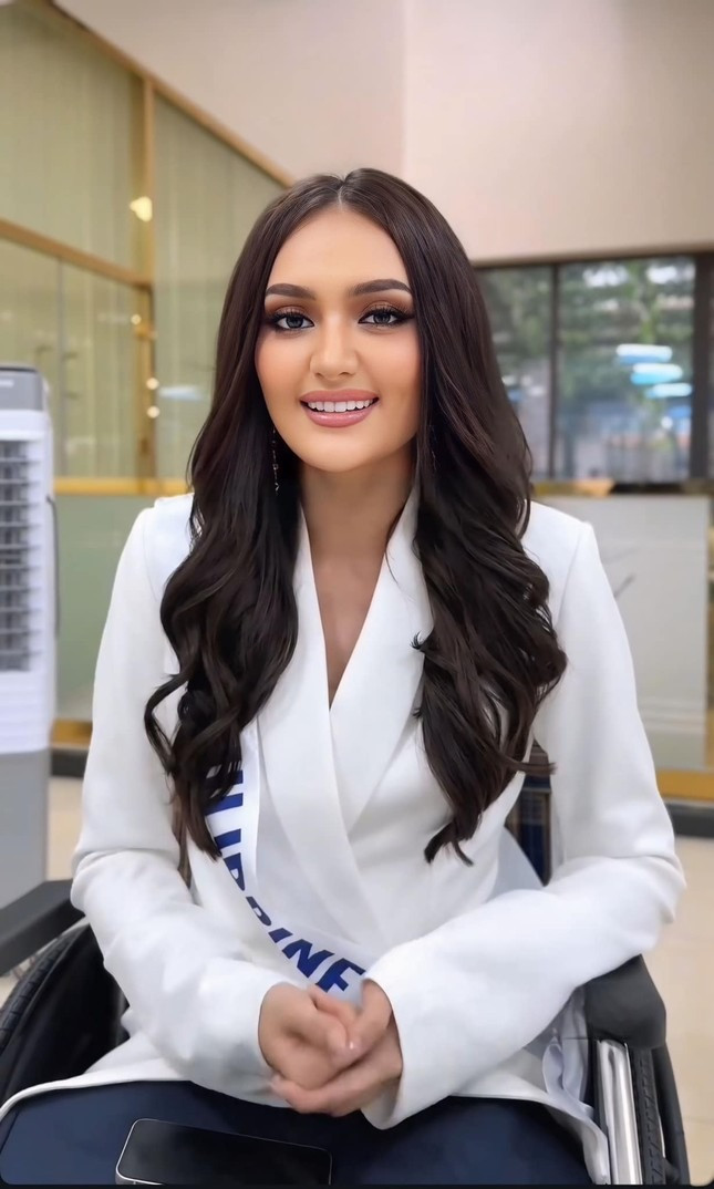 Miss Cosmo Philippines phải ngồi xe lăn đến vòng phỏng vấn kín.