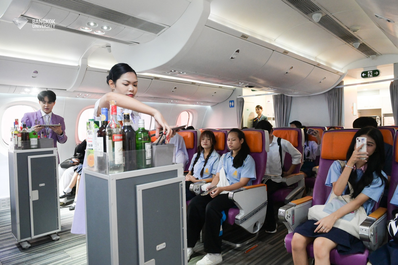 Máy bay mô phỏng dùng để học thực hành của khoa Quản trị du lịch lữ hành.