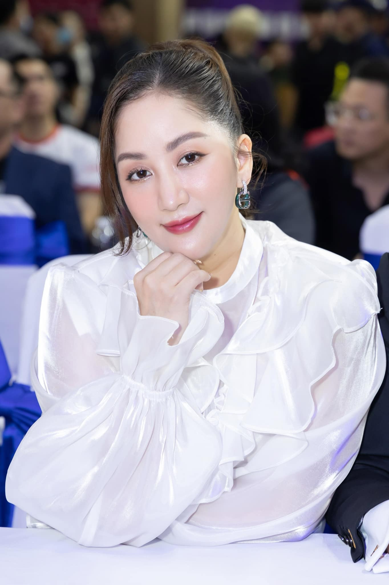 Khán giả đang rất bức xúc với Khánh Thi khi không rõ ràng mọi chuyện. Khán giả đang rất bức xúc với Khánh Thi khi không rõ ràng mọi chuyện.