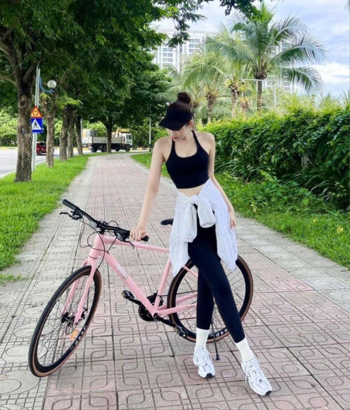 Nàng hậu đã chuyển sang đạp xe. Nàng hậu đã chuyển sang đạp xe.