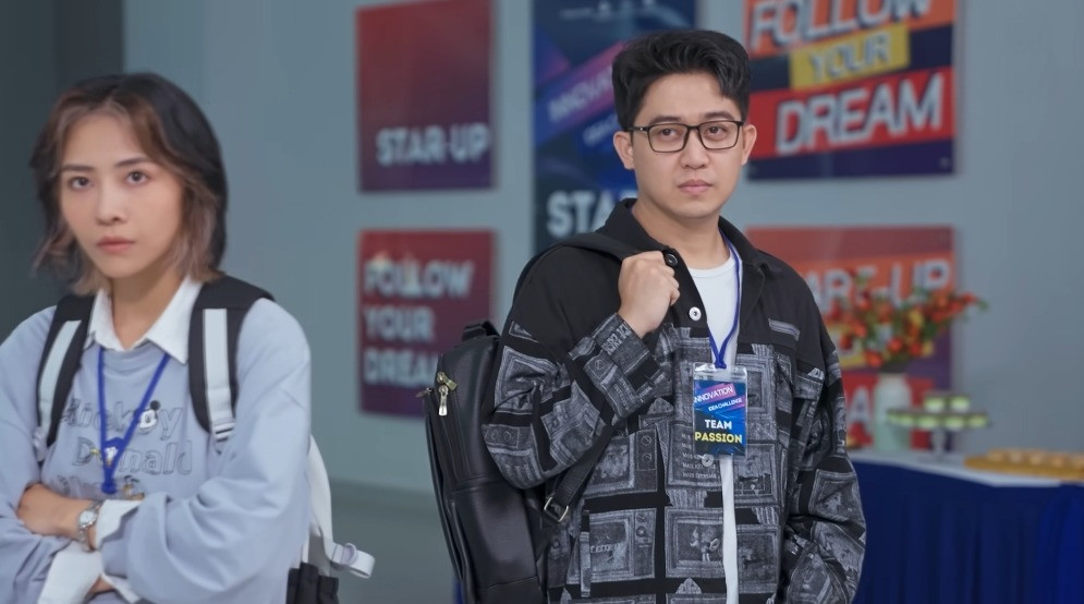 Từ trang phục đến diện mạo vai Hùng đều không ăn nhập lắm với nhân vật.