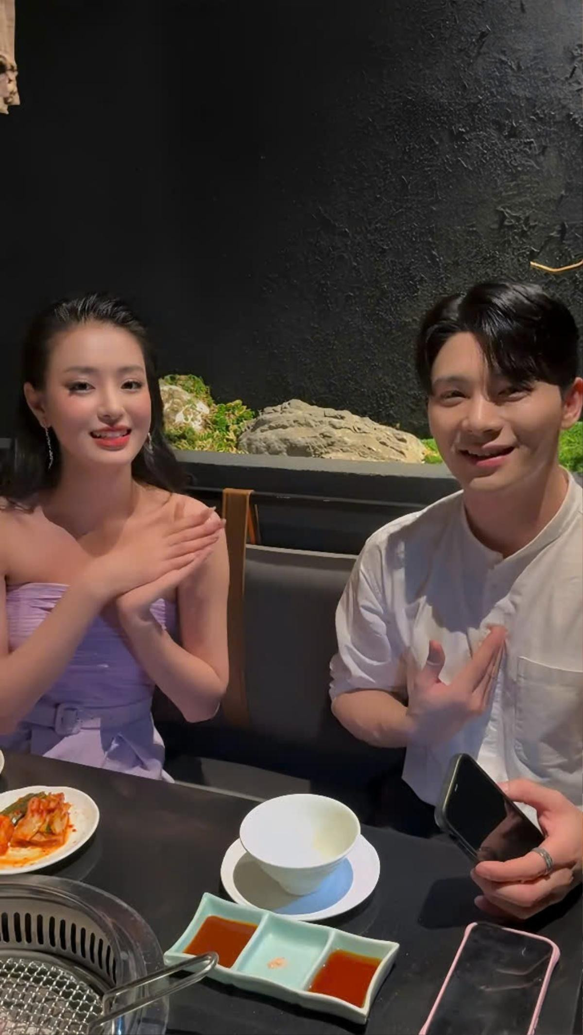 Dù đã lên tiếng xin lỗi thì netizen vẫn thả phẫn nộ với Bùi Khánh Linh. Dù đã lên tiếng xin lỗi thì netizen vẫn thả phẫn nộ với Bùi Khánh Linh.