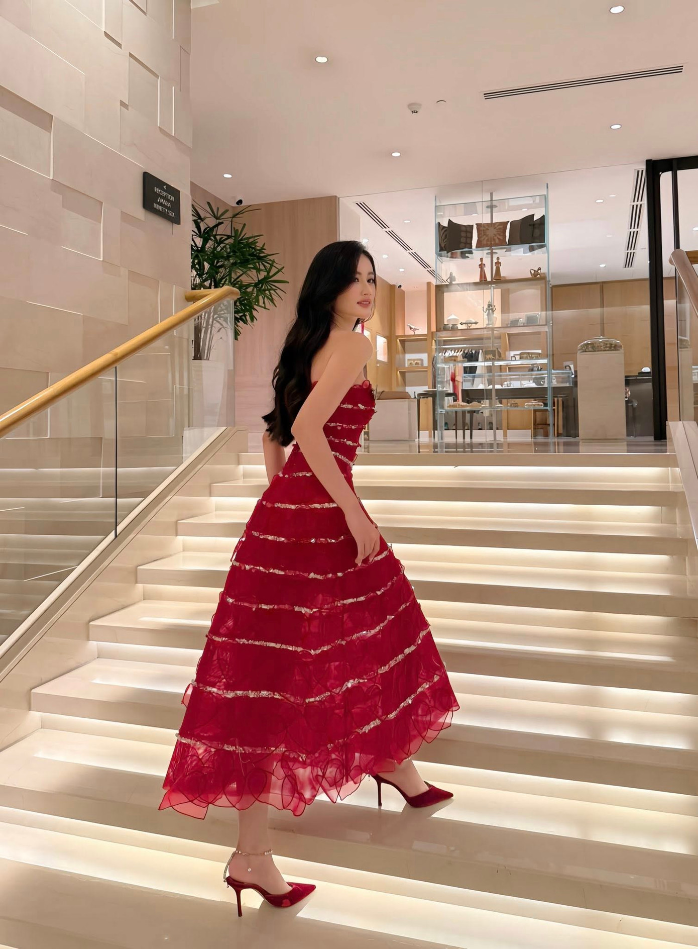 Ý Nhi rạng rỡ trong buổi gặp gỡ báo chí Ấn Độ.