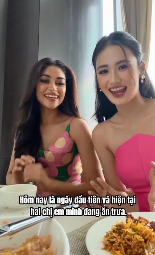 Hoa hậu Ý Nhi luôn tích cực giao lưu với các thí sinh khác.