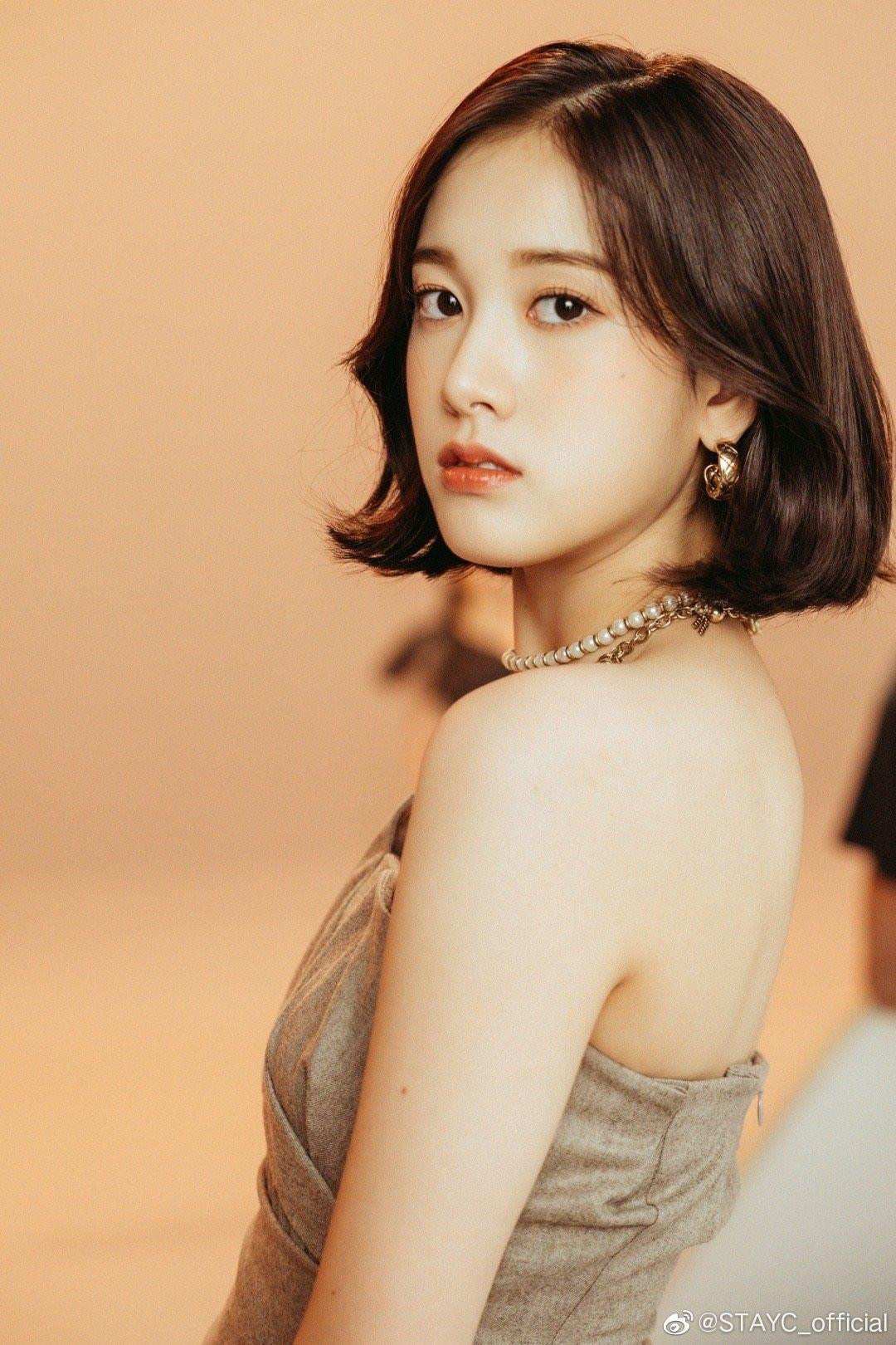 J debut chưa lâu đã có hợp đồng quảng cáo. J debut chưa lâu đã có hợp đồng quảng cáo.