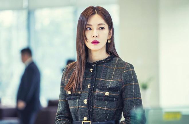 Kim So Yeon nhìn sắc sảo hơn hẳn Huyền Lizzie