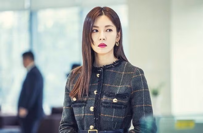 Kim So Yeon nhìn sắc sảo hơn hẳn Huyền Lizzie