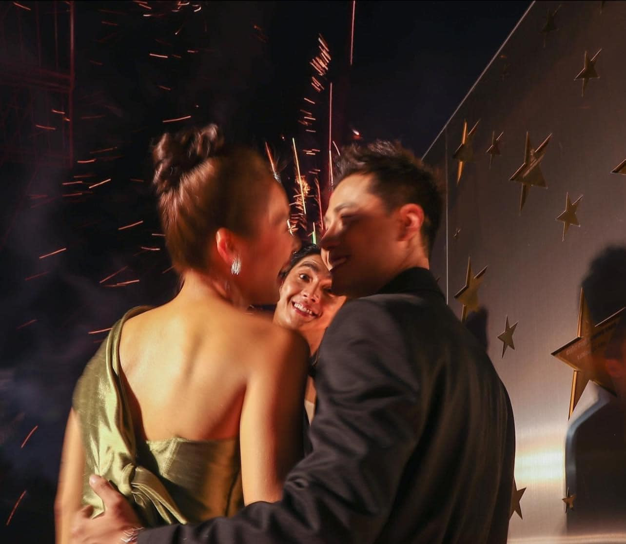 Nam diễn viên dí dỏm gọi đây là "chuyện tình tay ba". Nam diễn viên dí dỏm gọi đây là "chuyện tình tay ba".