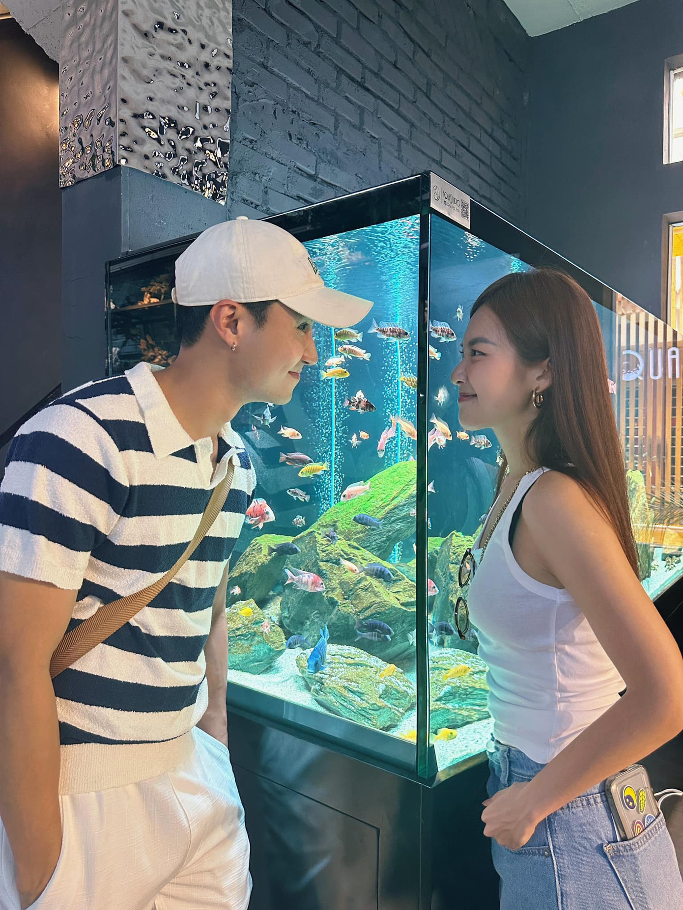 Khả Ngân - Thanh Sơn đến chúc mừng quán cà phê của Bình An. Khả Ngân - Thanh Sơn đến chúc mừng quán cà phê của Bình An.