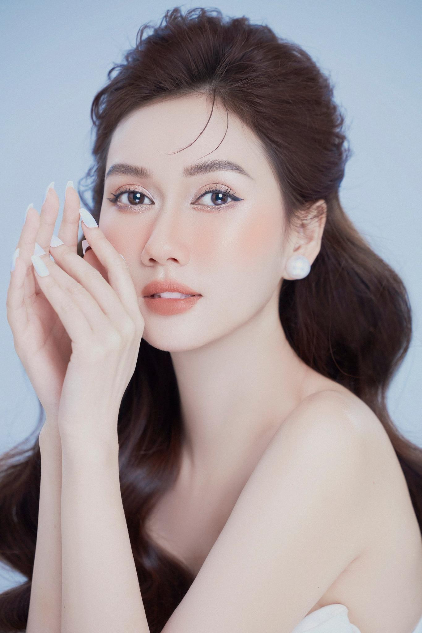 Hương Giang lại thường có tâm sự buồn bã hậu chia tay. Hương Giang lại thường có tâm sự buồn bã hậu chia tay.