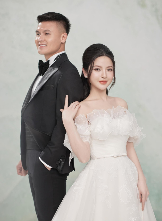 Quang Hải - Chu Thanh Huyền đã gấp rút tìm ê-kíp chụp ảnh thay thế. Quang Hải - Chu Thanh Huyền đã gấp rút tìm ê-kíp chụp ảnh thay thế.