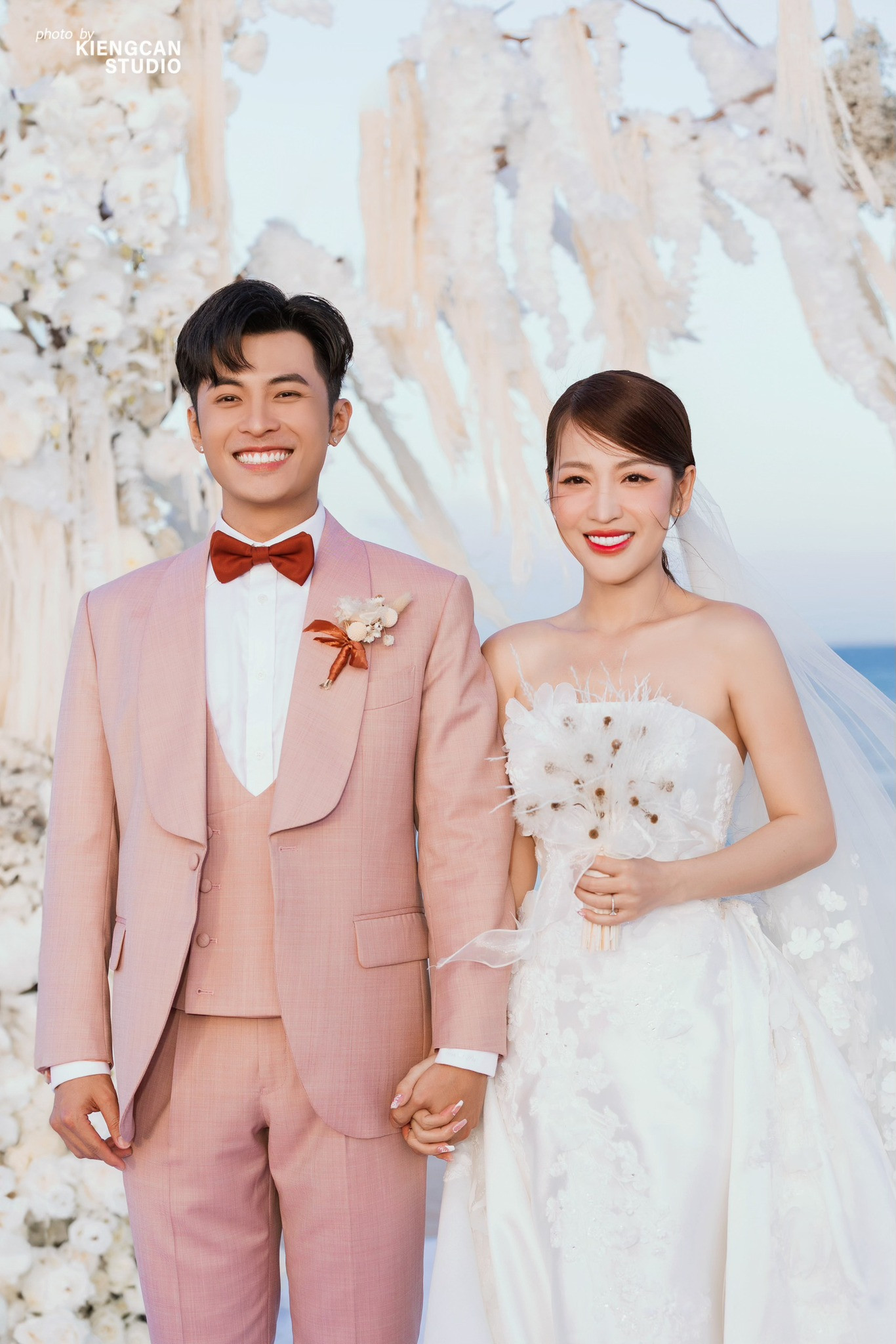 Studio Kiếng Cận đã chụp ảnh cưới cho nhiều cặp đôi nghệ sĩ. Studio Kiếng Cận đã chụp ảnh cưới cho nhiều cặp đôi nghệ sĩ.