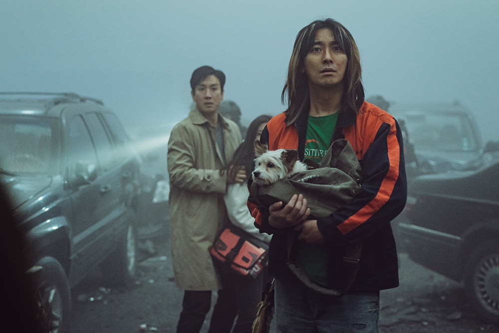 Mọi người bị mắc kẹt trên một cây cầu dẫn đến sân bay.