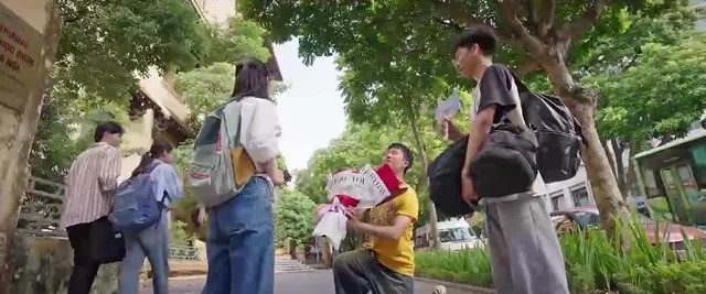 Chải chúc mừng Pu nhưng chỉ nhận về sự lạnh lùng. Chải chúc mừng Pu nhưng chỉ nhận về sự lạnh lùng.