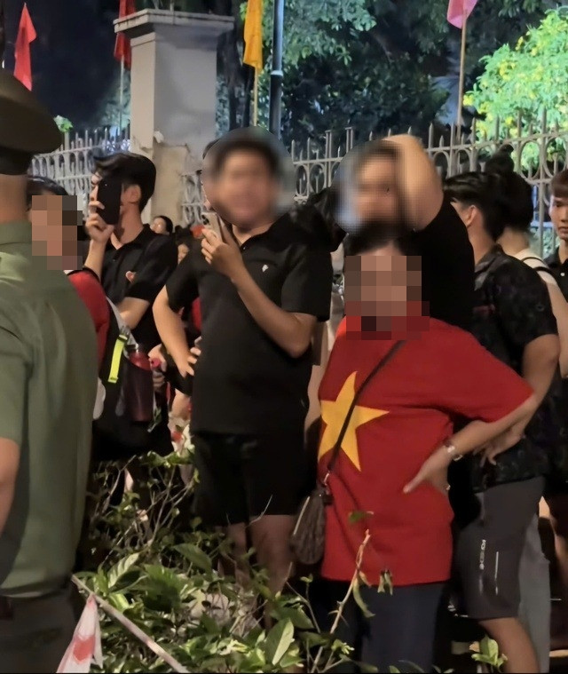 Vụ việc khiến nhiều người bức xúc, yêu cầu nhà trường làm rõ sai phạm của các sinh viên. Vụ việc khiến nhiều người bức xúc, yêu cầu nhà trường làm rõ sai phạm của các sinh viên.