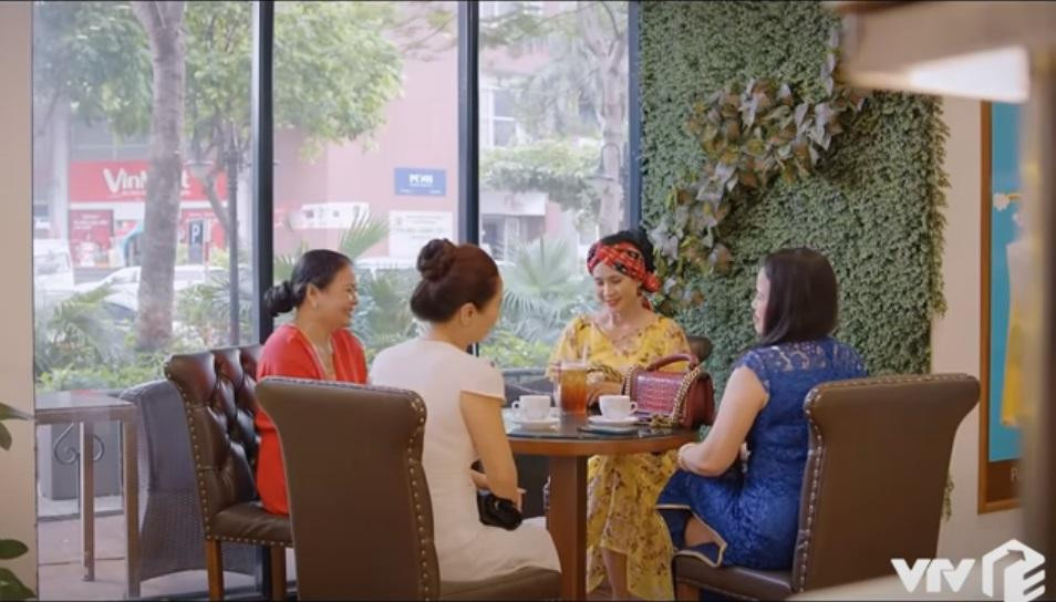 Bà Hiền đành phải đưa cháu nội theo cùng khi đi chơi với bạn bè