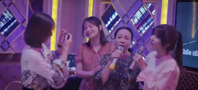 Bốn mẹ con cùng đi hát karaoke Bốn mẹ con cùng đi hát karaoke