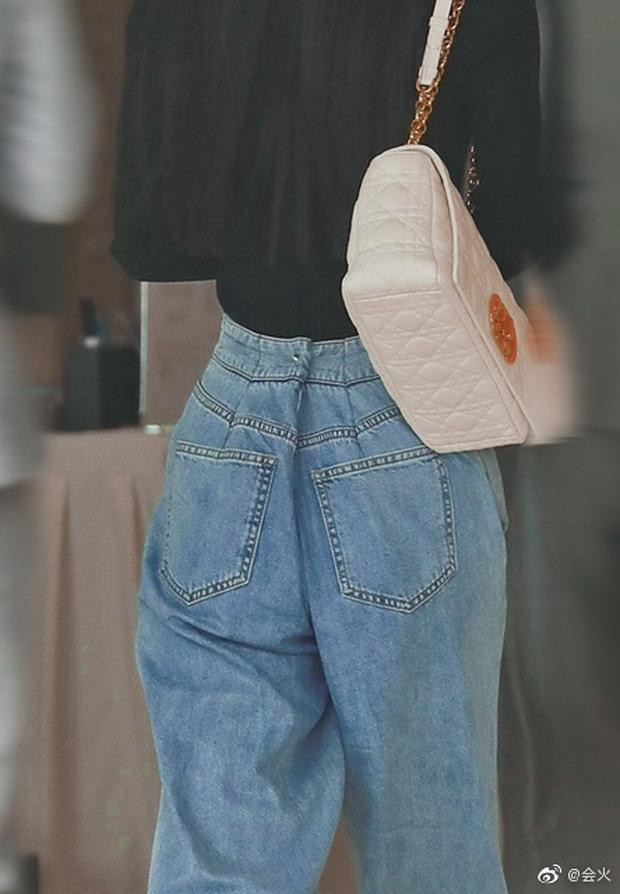 Netizen phát hiện cô phải dùng kẹp thu nhỏ cạp quần. Netizen phát hiện cô phải dùng kẹp thu nhỏ cạp quần.