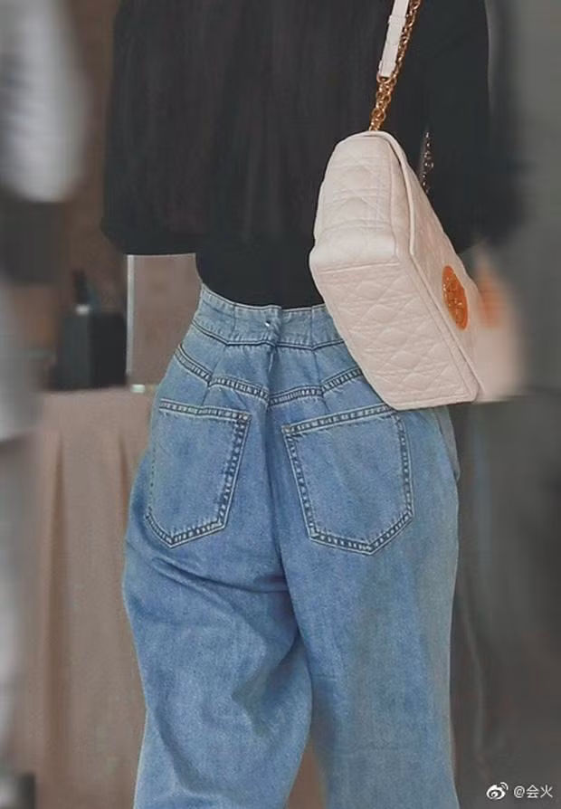 Netizen phát hiện cô phải dùng kẹp thu nhỏ cạp quần. Netizen phát hiện cô phải dùng kẹp thu nhỏ cạp quần.