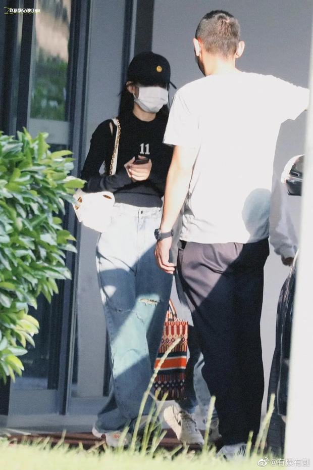 Triệu Lệ Dĩnh ngụy trang kỹ càng nhưng vẫn bị phát hiện Triệu Lệ Dĩnh ngụy trang kỹ càng nhưng vẫn bị phát hiện