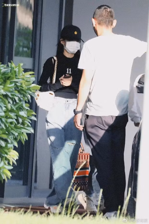 Triệu Lệ Dĩnh ngụy trang kỹ càng nhưng vẫn bị phát hiện Triệu Lệ Dĩnh ngụy trang kỹ càng nhưng vẫn bị phát hiện