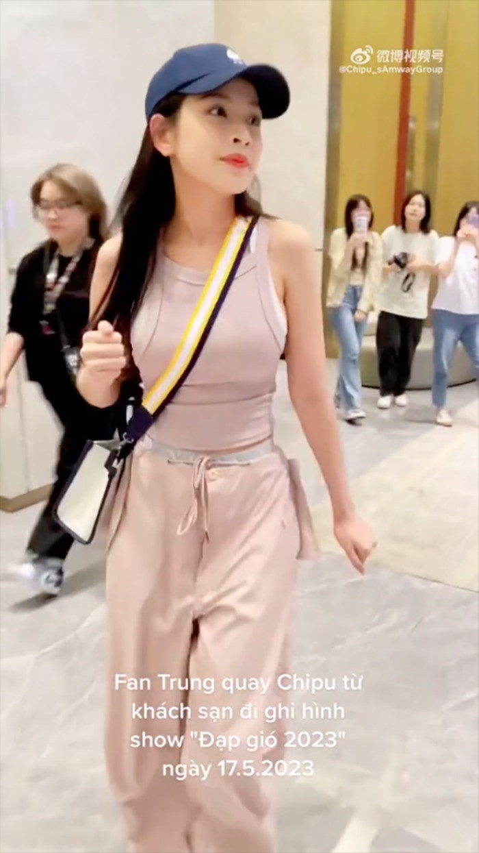 Nữ ca sĩ khoe khéo vóc dáng cực chuẩn.