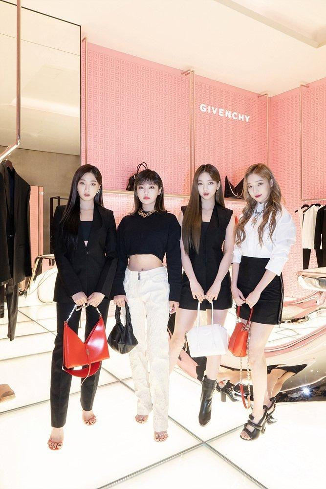 Netizen cho rằng nhóm đang muốn trở thành những ngôi sao thời trang giống BLACKPINK