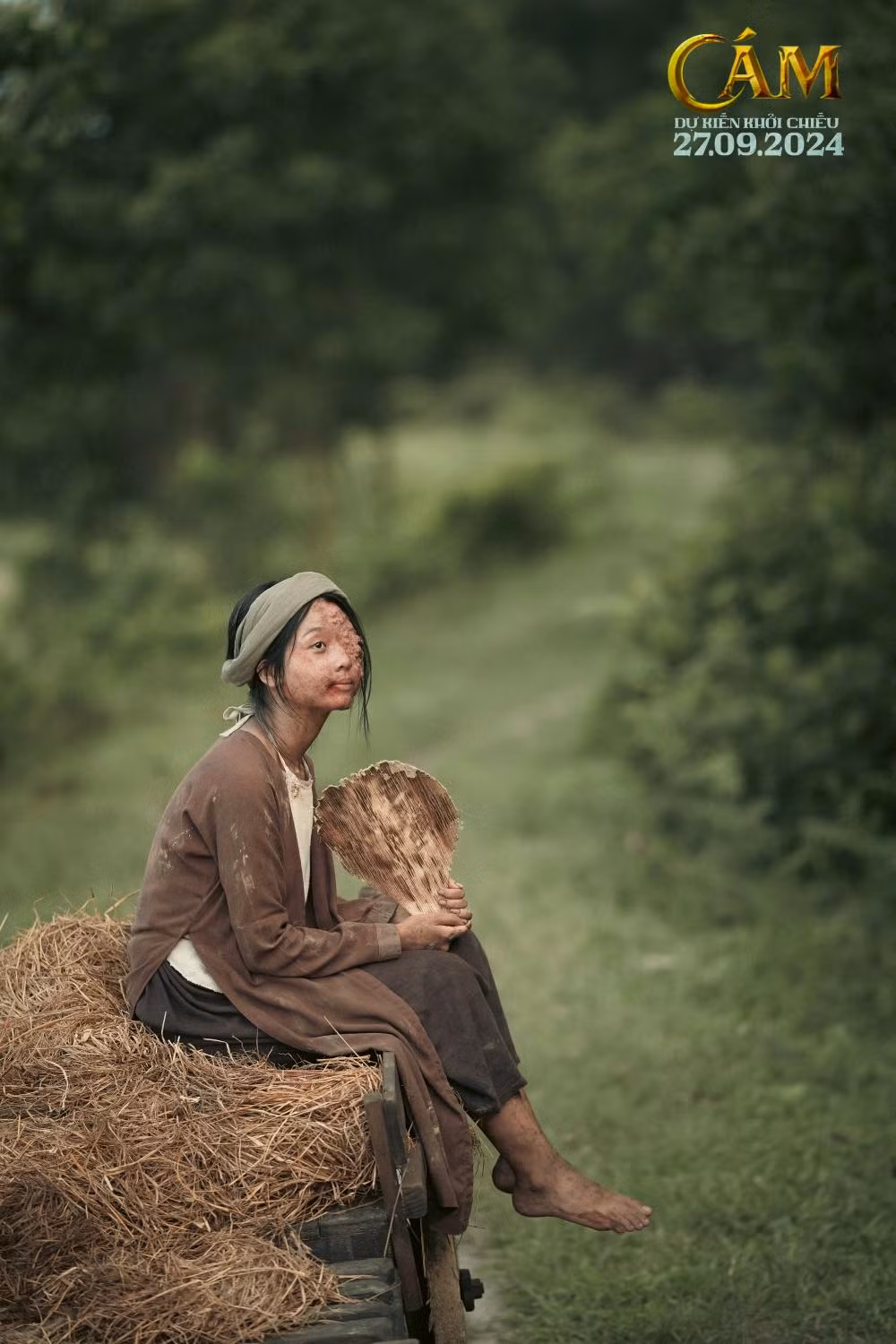 Cám vướng lời nguyền nên có gương mặt đáng sợ.