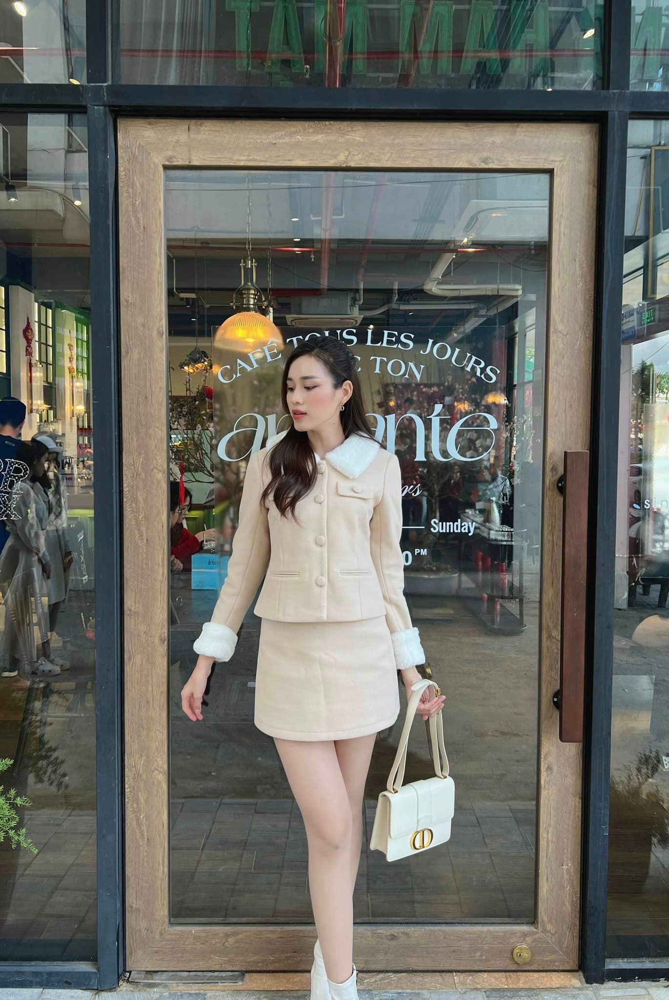 Đỗ Thị Hà nổi bật với đôi chân siêu đẹp Đỗ Thị Hà nổi bật với đôi chân siêu đẹp