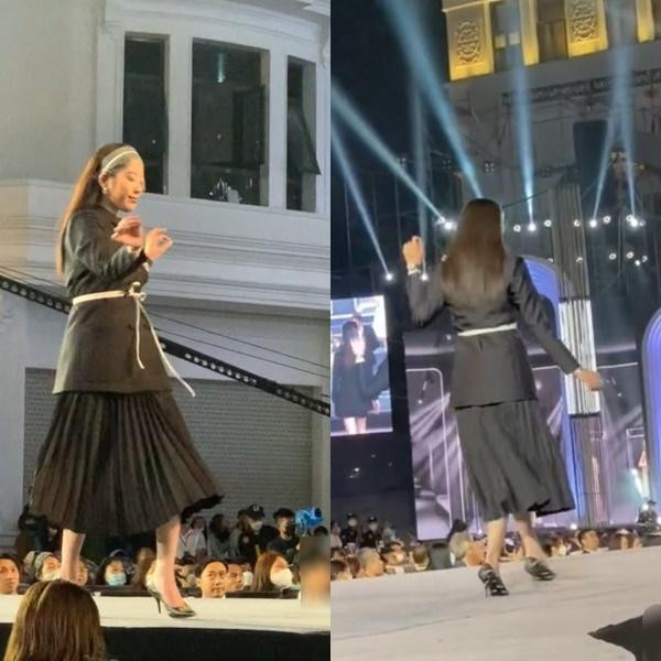 Cô vừa đi vừa nhún nhảy khi trình diễn thời trang.