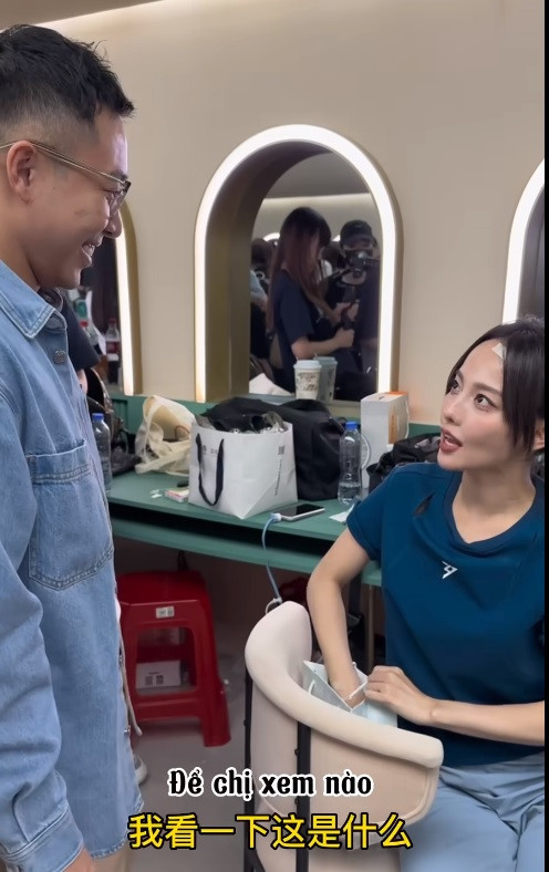 Hoàng Ku quen biết Trương Gia Nghê khi cô cùng đội với Chi Pu ở công diễn 1. Hoàng Ku quen biết Trương Gia Nghê khi cô cùng đội với Chi Pu ở công diễn 1.