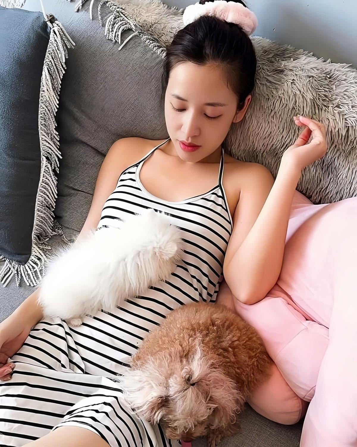 Nữ diễn viên hạnh phúc khi được chồng quan tâm, chăm sóc.