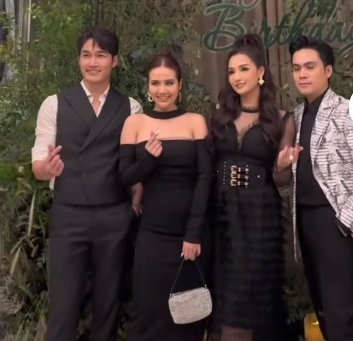 Đình Tú và Huyền Lizzie vẫn rất thân thiết bất chấp tin đồn bủa vây. Đình Tú và Huyền Lizzie vẫn rất thân thiết bất chấp tin đồn bủa vây.