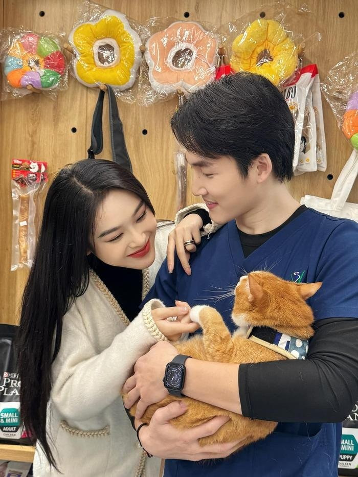 Hai diễn viên vào vai 2 nhân vật có mối tình đẹp trong phim Gặp Em Ngày Nắng. Hai diễn viên vào vai 2 nhân vật có mối tình đẹp trong phim Gặp Em Ngày Nắng.