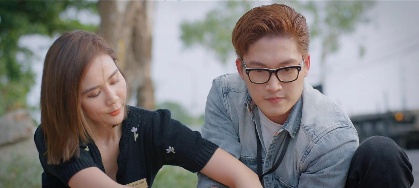 Đó là cảnh Vân Trang, Hoàng Duy cùng nhau đi xử lý công việc