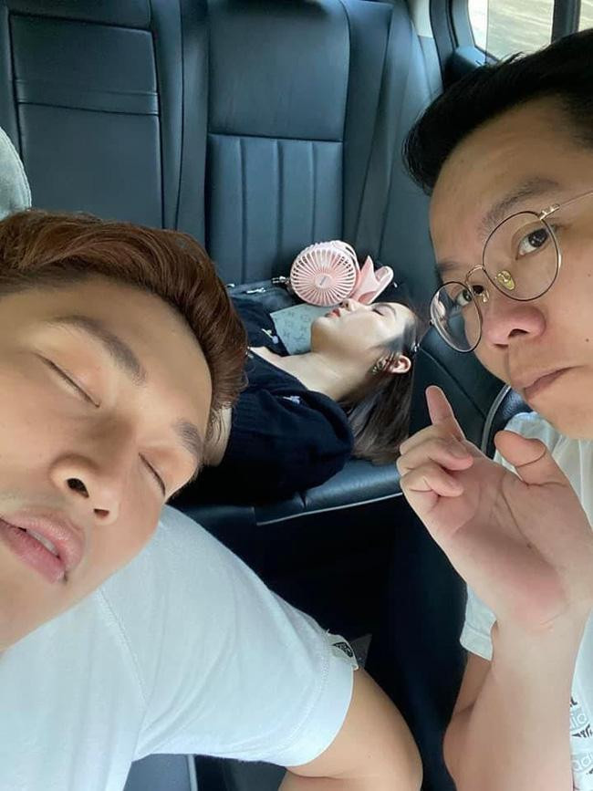 Hai diễn viên chính đều đang ngủ rất say