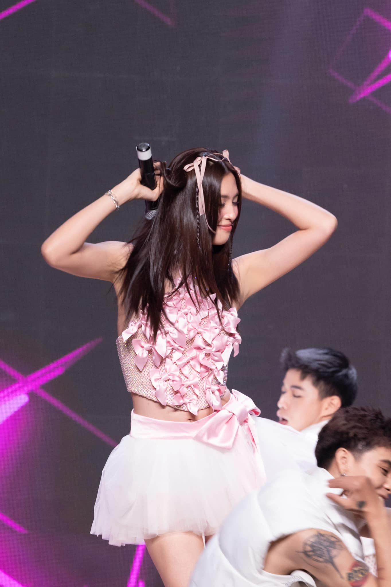 Tiểu Vy tỏa sáng trong fan meeting dù giọng hát khiến fan "chịu thua".