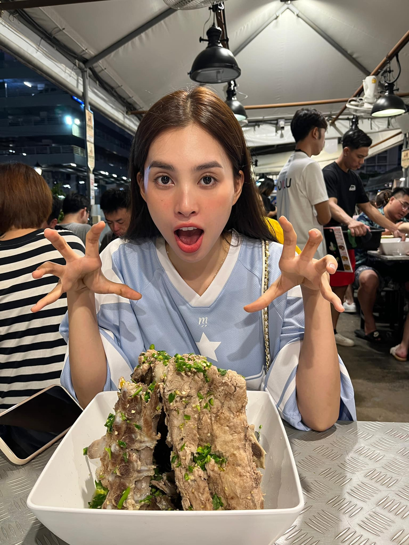 Tiểu Vy mới có chuyến đi chơi Thái Lan.