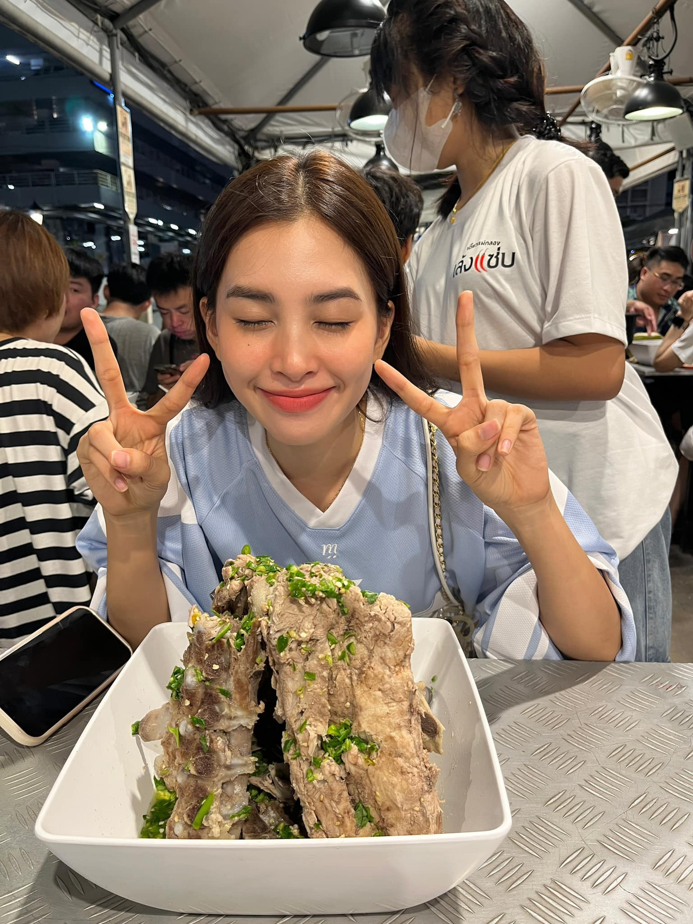 Tiểu Vy nhiều lần khoe ảnh "check-in" ở thủ đô Bangkok (Thái Lan).