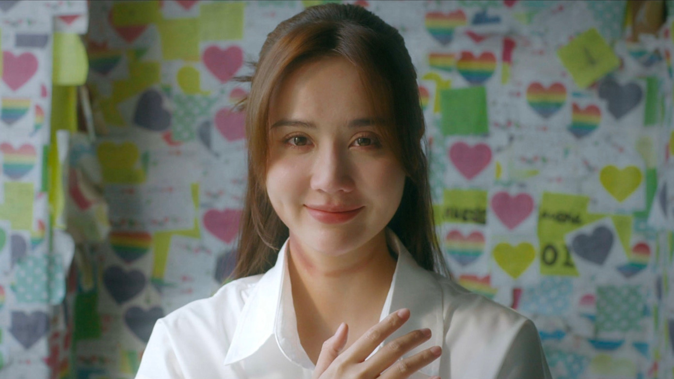 Hai người nghẹn ngào nhận ra tình cảm dành cho nhau.