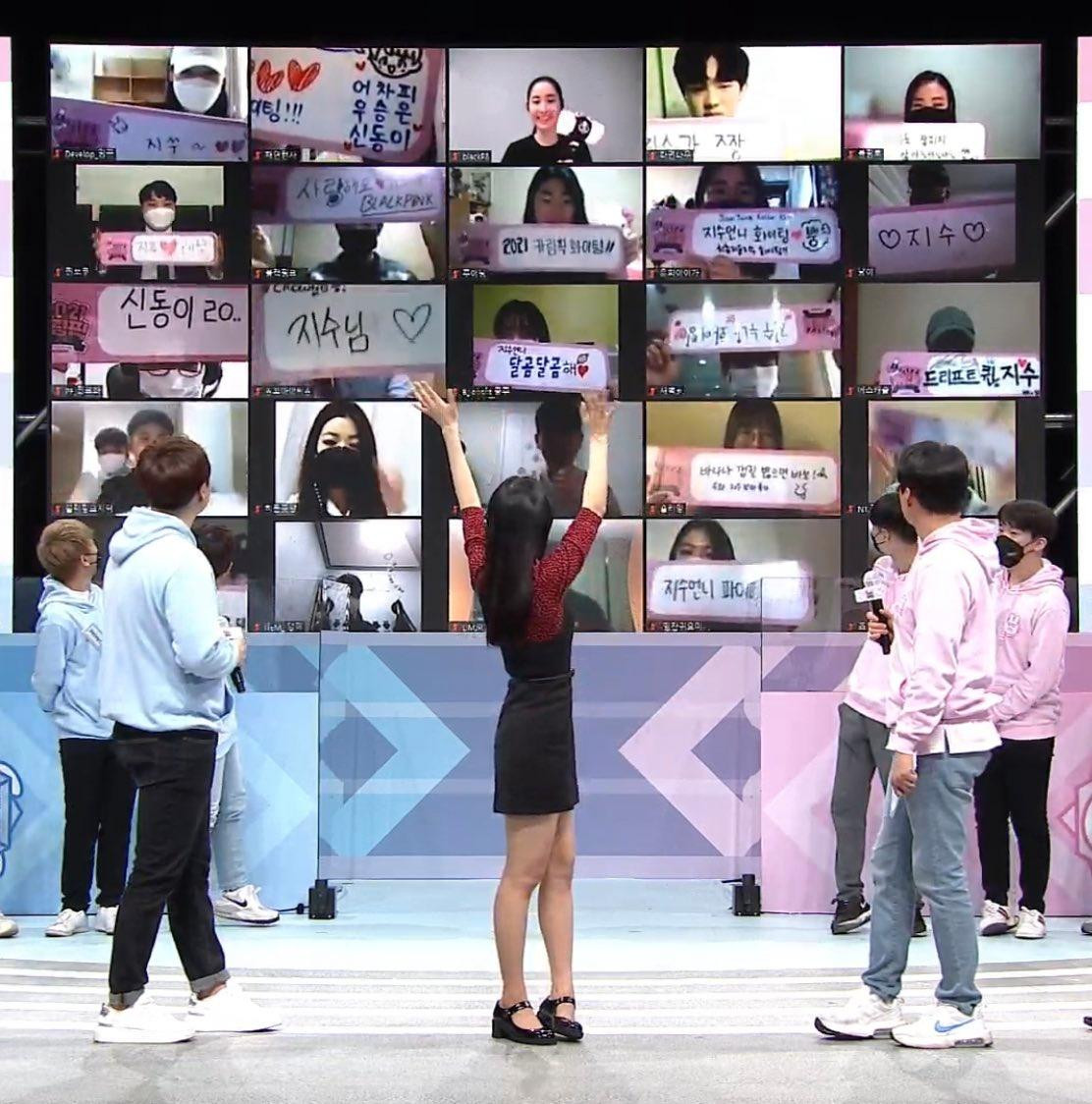 Netizen không thể khen được set đồ mà stylist chuẩn bị cho Jisoo Netizen không thể khen được set đồ mà stylist chuẩn bị cho Jisoo