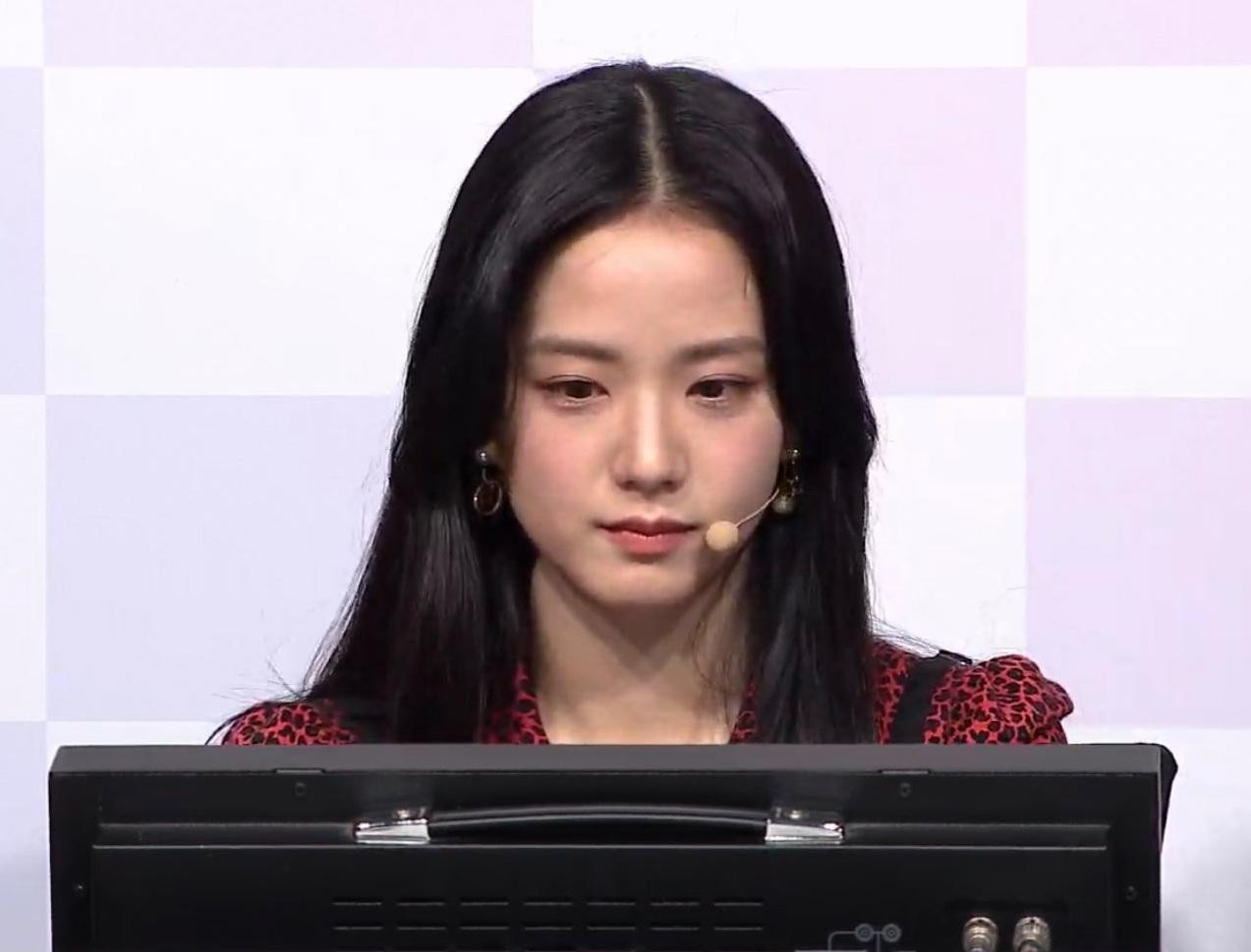 Phần trang điểm nhẹ nhàng nhưng lại thiếu nổi bật khi lên hình. Phần trang điểm nhẹ nhàng nhưng lại thiếu nổi bật khi lên hình.