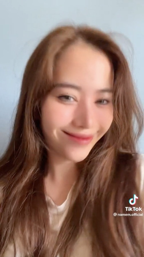 Cô còn tươi vui rạng rỡ trong video. Cô còn tươi vui rạng rỡ trong video.