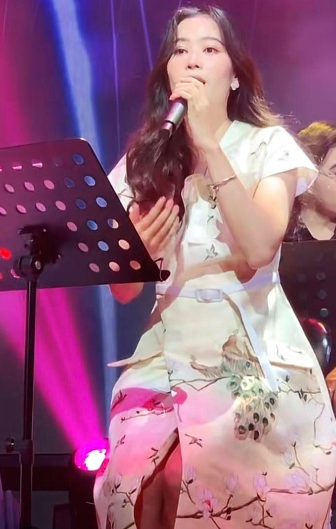 Nhưng trên sân khấu, Nam Em lại bật khóc. Nhưng trên sân khấu, Nam Em lại bật khóc.