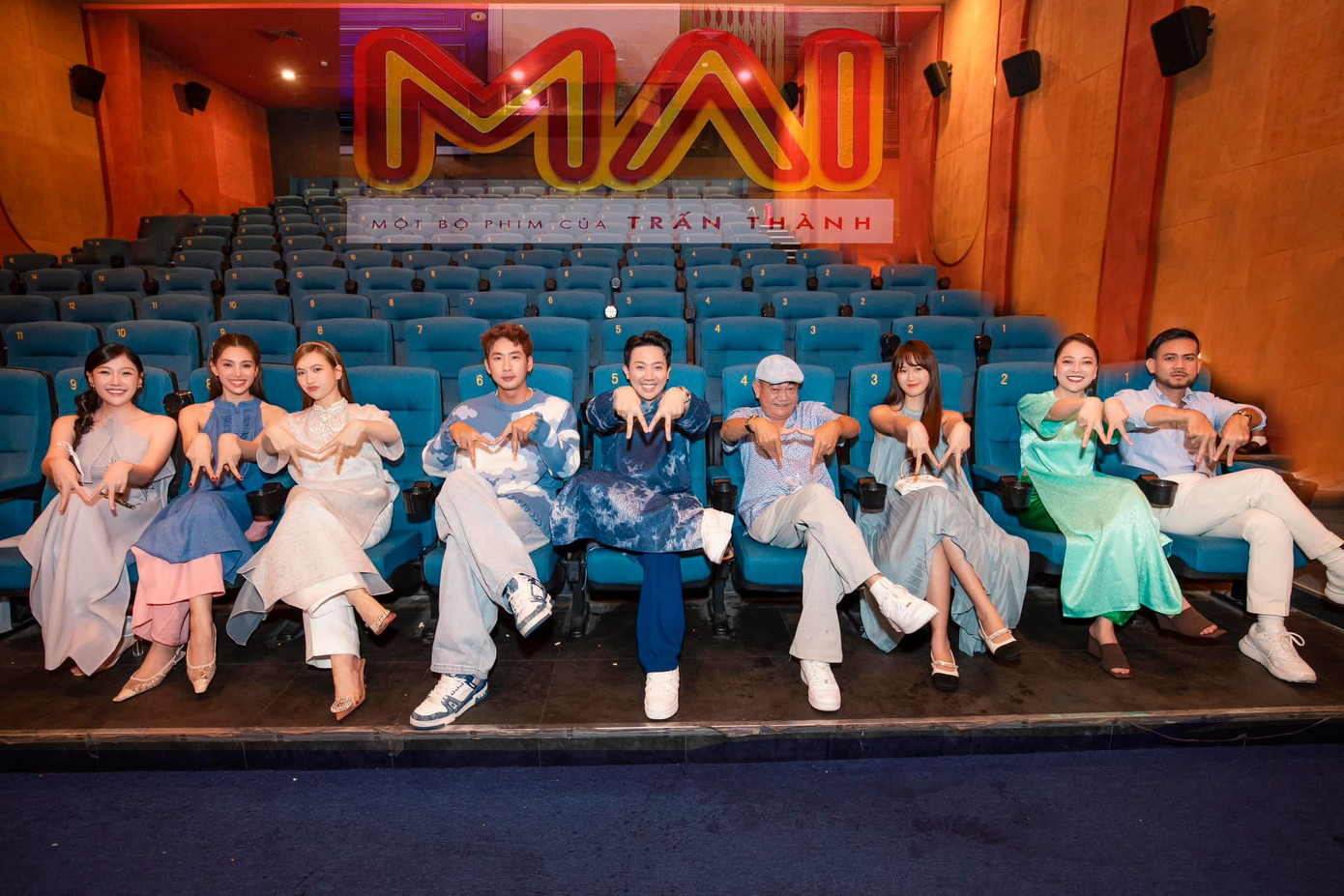 Tiểu Vy xinh đẹp giữa dàn diễn viên phim Tết trăm tỷ. Tiểu Vy xinh đẹp giữa dàn diễn viên phim Tết trăm tỷ.